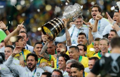 Chùm ảnh tân vương Brazil rạng rỡ ăn mừng chức vô địch Copa lần thứ 9