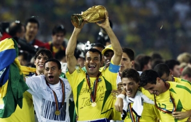 Không ăn chơi, nhà vô địch World Cup 2002 vẫn lâm vào cảnh mất nhà mất cửa