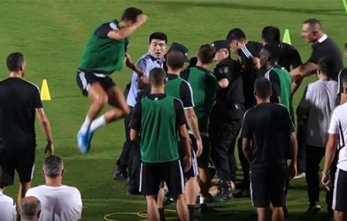 Náo loạn trong buổi tập, Ronaldo 'nhảy bổ' vào nhân viên an ninh