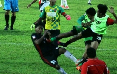 Bị rút thẻ, cầu thủ tung cước đạp giữa đầu trọng tài 