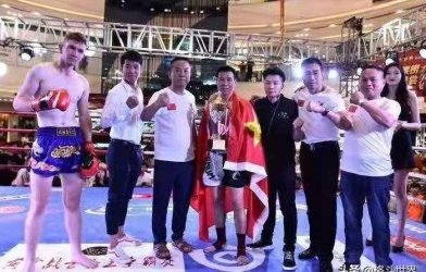 'Ông già' Trung Quốc tuổi 52 hạ gục tay đấm U20 đầy nghi vấn 