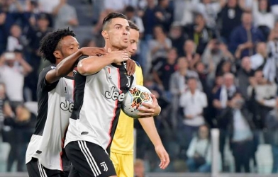 Ronaldo tỏa sáng rực rỡ, Juventus tạm chiếm ngôi đầu 