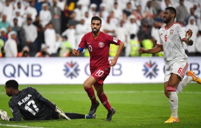 VIDEO: Vừa giao bóng, thủ môn Qatar đã làm 'trò cười' báo hại đội nhà 