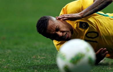 Ghi bàn sỉ nhục đối thủ, sao Chile bị cả đội đuổi đánh 