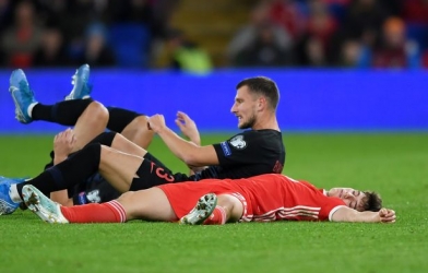 Bị đạp thẳng vào đầu, sao MU bất tỉnh nhân sự