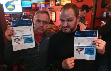 HY HỮU: 2 CĐV bỏ lỡ trận đấu C1 của Liverpool chỉ vì... đọc nhầm chính tả