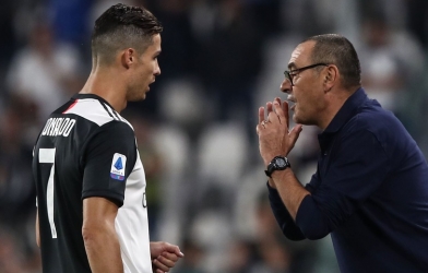 HLV Sarri văng tục sau pha làm bàn không tưởng của Ronaldo 