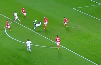 VIDEO: Đã mắt với pha ngả bàn đèn 'cầu vồng' đẹp hơn cả Ronaldo