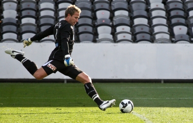 VIDEO: Thủ môn nghiệp dư gây sốt với cú đưa bóng thẳng vào khung thành đối thủ