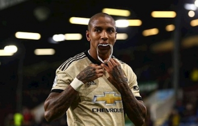 Làm màu tại Inter Milan, Ashley Young nhận chỉ trích dữ dội