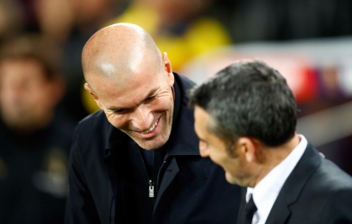 Zidane góp lời giữa 'tâm bão Messi - Abidal' 