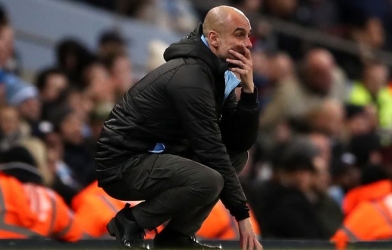 VIDEO: Bão lớn khiến HLV suýt bị khung thành 'nuốt trọn' 