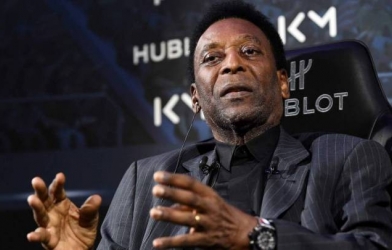 Pele tuyên bố đanh thép sau sự cố đột quỵ, không thể đi lại