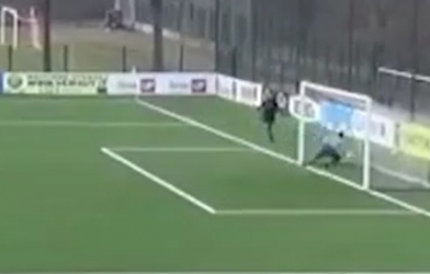 VIDEO: Sút bóng từ giữa sân khiến thủ môn bay luôn vào lưới