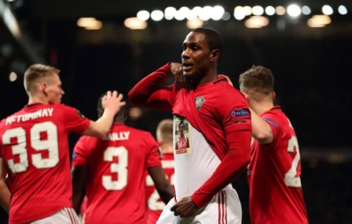 Thẻ đỏ, mưa bàn thắng và vé đi tiếp dễ dàng cho MU