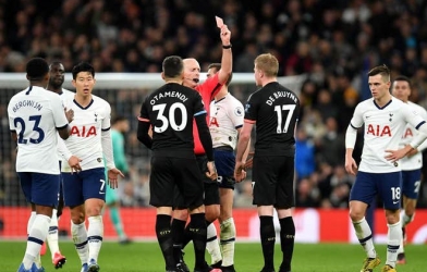 'Hung thần thẻ đỏ' bắt chính trận MU vs Man City