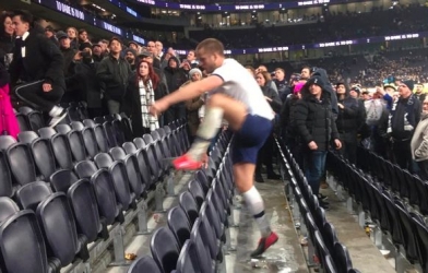 Thua đội hạng bét, sao Tottenham lên khán đài đòi đánh CĐV