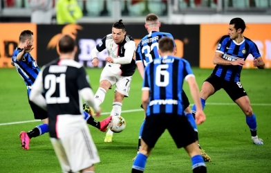 Ronaldo hành động hài hước với 'CĐV ảo' giữa tâm dịch Covid-19