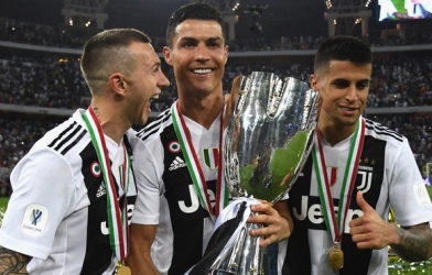 Ronaldo 'cố thủ' tại Bồ Đào Nha sau tin đồng đội nhiễm Covid-19