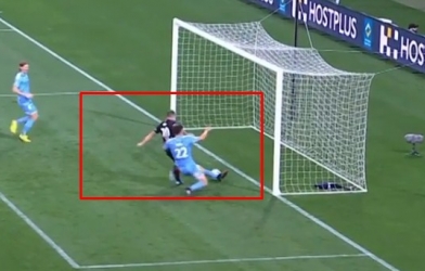 VIDEO: Ngả mũ với pha cứu bóng không tưởng ngay trên vạch vôi
