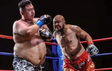 VIDEO: 'Lỗ Trí Thâm thời hiện đại' hạ võ sĩ 200kg bằng đòn thế lạ