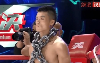 Đeo tạ xích sắt dọa đối thủ, võ sĩ Trung Quốc vẫn no đòn