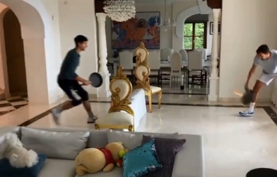 VIDEO: Ở nhà 'cách ly', Djokovic lấy đồ làm bếp tập tennis