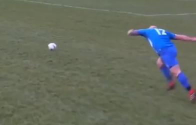 VIDEO: Pha đuổi bóng như tấu hài trên MXH của cầu thủ béo ú