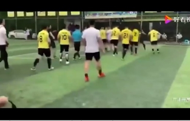 Cầu thủ Trung Quốc biến sân bóng thành võ đài với màn rượt đuổi như phim