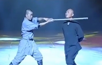 VIDEO: Võ sư Thiếu Lâm vận công biểu diễn đỡ đòn gậy bằng cổ