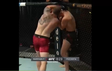 Võ sĩ Canada tung 20 cú đấm 'thổi bay' đối thủ trong tích tắc