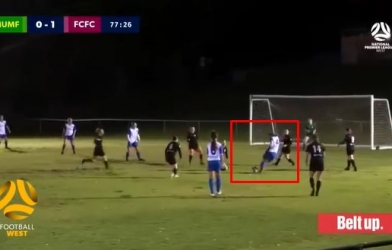 VIDEO: Nữ cầu thủ ghi bàn thắng rabona thách thức mọi chuyên gia