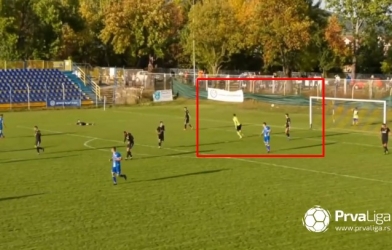 VIDEO: Thủ môn ném bóng vào lưới sau 2 pha cứu thua xuất thần