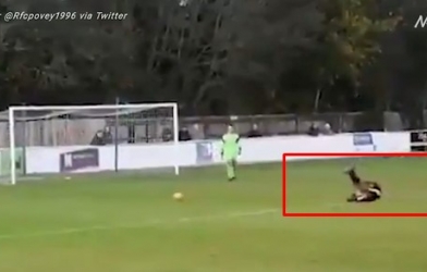 VIDEO: Cựu sao Ngoại hạng Anh nhận 'mưa' chế giễu vì ăn vạ lố bịch