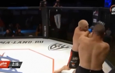 VIDEO: 'Lính dù' tuổi tứ tuần ra tay đấm ngất đối thủ 100kg