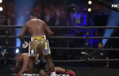 VIDEO: Võ sĩ gục ngã sau 45 giây vì bỗng dưng bị... tê chân