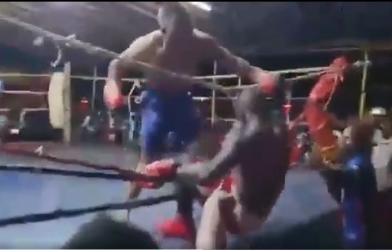 VIDEO: Đánh quá sung, võ sĩ hạ gục luôn cả HLV đối thủ