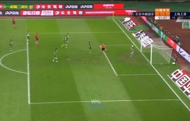 VIDEO: Pha bay người 'như chim' phút bù giờ làm nản lòng cựu sao Premier League