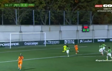 VIDEO: Sao nữ đồng hương tái hiện siêu phẩm kinh điển của huyền thoại Maradona