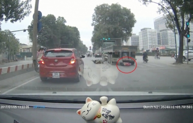 Clip kinh hoàng tại Hà Nội: Cô gái thoát chết thần kỳ sau khi bị xe container cuốn trôi vào gầm xe