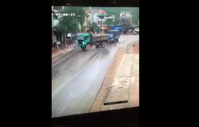 Pha drift 'thần thánh' của xe tải giúp tránh tai nạn kinh hoàng trong gang tấc