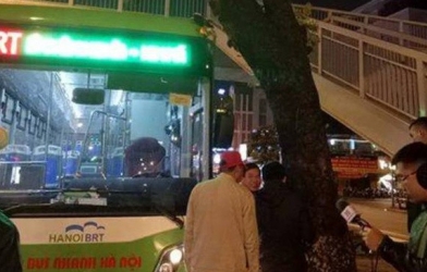 Buýt nhanh BRT 'phi đầu' vào gốc xà cừ