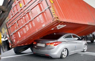 Minh chứng cho danh tiếng 'Hung thần xa lộ' của xe container