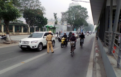 Hà Nội ra quân xử phạt ô tô, xe máy lấn làn buýt nhanh