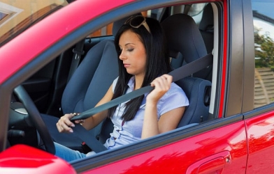 Ngồi ghế sau ô tô không thắt dây an toàn sẽ bị phạt tiền