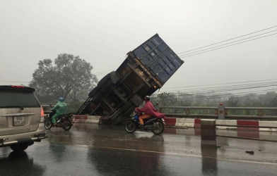 Tai nạn liên hoàn, ô tô treo lơ lửng trên cầu Thanh Trì