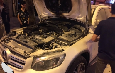 Video: Mercedes-Benz GLC bất ngờ bốc cháy động cơ tại Hà Nội