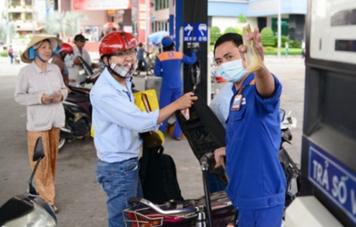Sao dân phải chịu trách nhiệm 'gánh' thêm 8000đ thuế xăng?