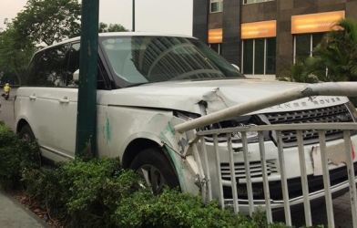 Hà Nội:Range Rover Autobiography 8 tỷ tai nạn nát bét 'đầu' 
