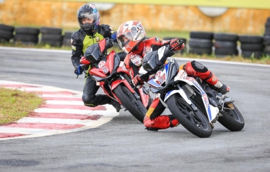 Hai bóng hồng và “vết mưa bay” chiều chủ nhật Bình Dương